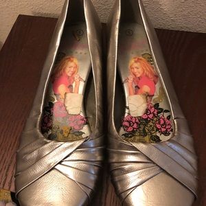 Miley Cyrus size 5 big girls silver flats